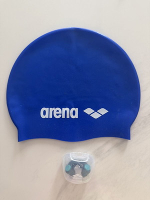 Arena kids earplugs and swim cap like new, blue