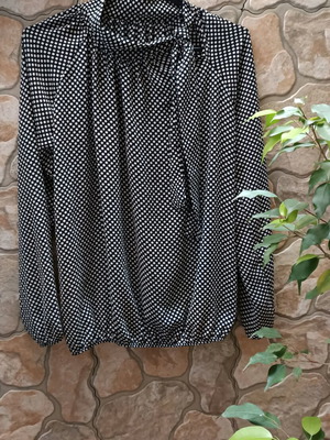 Polka Dot Shirt like new, one size, black and white with elastic hem