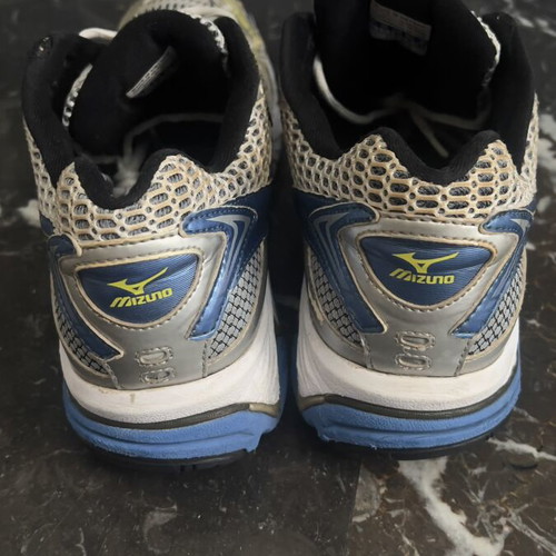 Mizuno Wave Nexus 6 Running Shoes used, size 46, silver and blue