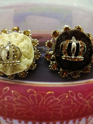 Women's pins like new in brown and ecru with decorative crowns