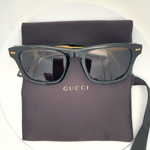 Gucci GG0735S/001 sunglasses like new, black and gold