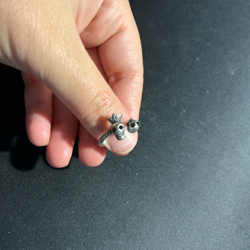 Ring with skulls used