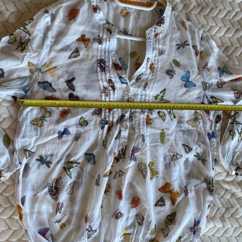 Thin butterfly shirt size M like new, white