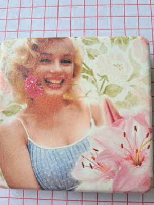 Compact mirror with image of a beautiful smiling lady and two mirror surfaces new