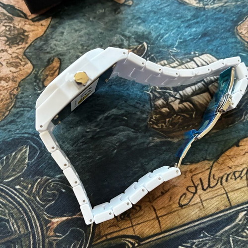 Unisex quartz watch new, modern, white