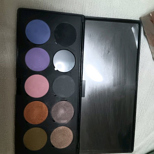 Professional eyeshadow palette like new with refill option