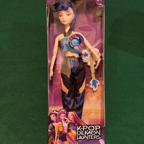 Demon Hunters Zoey musical doll "Golden" with accessories