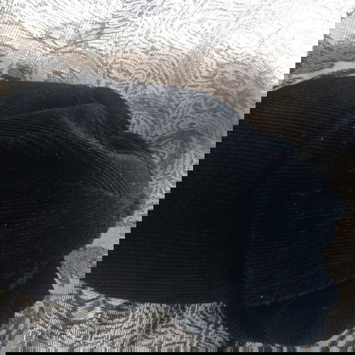 Памучна черна шапка от кадифе леко употребявана