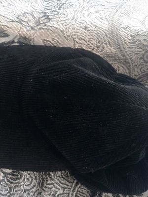 Памучна черна шапка от кадифе леко употребявана