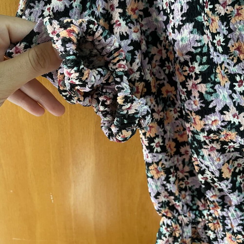 Floral crop top medium, like new with elastic waist and sleeves