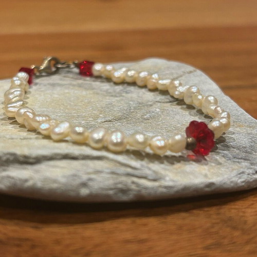Bracelet with white pearls and beads new