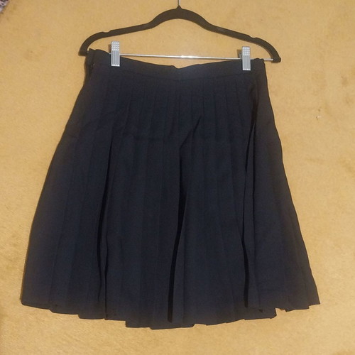 She pleated skirt used, size Medium, black, 45% wool