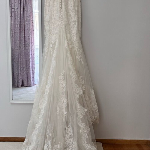 Justin Alexander Wedding Dress with Swarovski Crystals like new, size 8