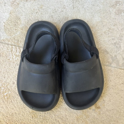 Zara sandals size 23 like new, black, foam material