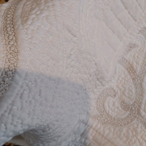 Ilis Home double quilt set like new, cotton with 2 pillows