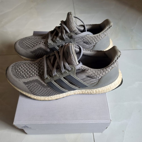 Adidas Ultraboost DNA 5.0 men's running shoes size 42.5, grey