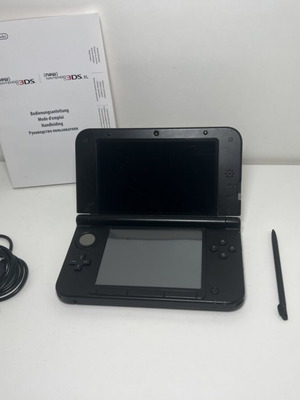 Nintendo 3DS XL Black like new with stylus and charger