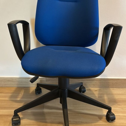 Blue hydraulic office chair with wheels and mechanism
