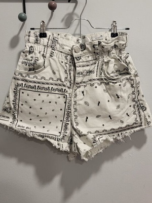 Bershka λευκό τζιν σορτσάκι με μοτίβο bandana, μεταχειρισμένο, μέγεθος M