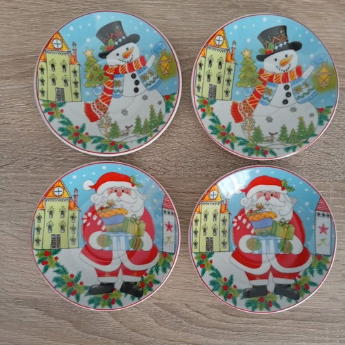 Christmas Coffee Cup Set like new, 4 cups with saucers