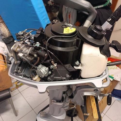 Honda outboard motor 4 hp upgraded to 6 hp like new with stand