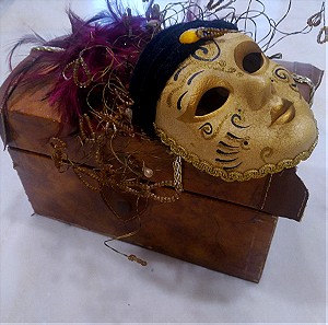Ξύλινο κουτί χειροποίητο με δέρμα, επένδυση από βελούδο και μάσκα