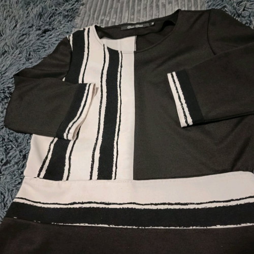 Italian dress size M like new, very chic and unique