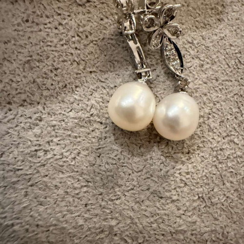 White gold earrings 18 carat with natural diamonds and pearls, like new