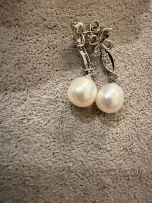 White gold earrings 18 carat with natural diamonds and pearls, like new