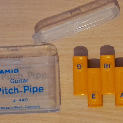 Pyramid 6-Note Guitar Pitch Pipe like new, orange
