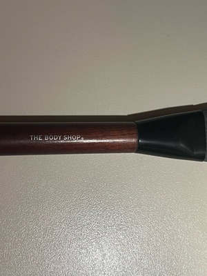 The Body Shop Brush Slanted Contour makeup brush like new
