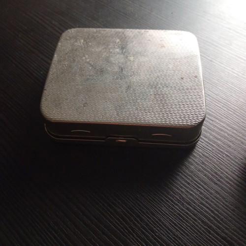 Metal tobacco case used with rolling mechanism