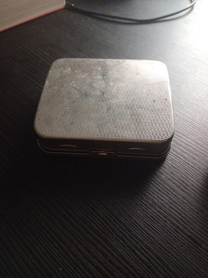 Metal tobacco case used with rolling mechanism