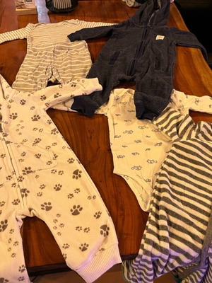 Carters zip-up suits like new, set of 5, size 6 months