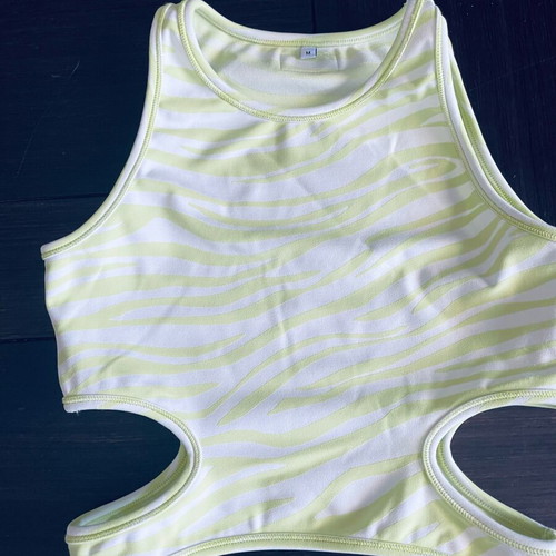 Altra Volta sports top size M like new, white and yellow