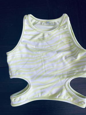 Altra Volta sports top size M like new, white and yellow
