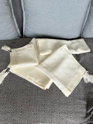 Set of 4 ecru table linens like new
