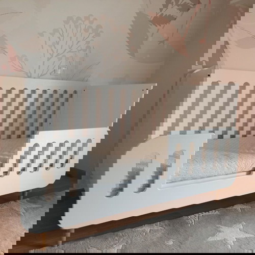 Κούνια-Κρεβάτι Ήρα Oliver σαν καινούργιο με στρώμα 140x70, MDF λάκα σατινέ