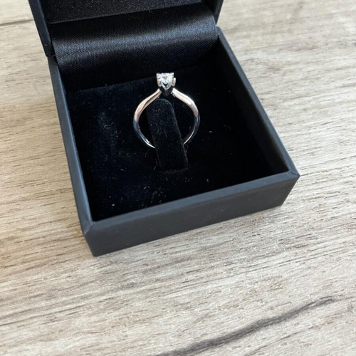 Monopetro ring 18k gold with 0.30ct diamond new