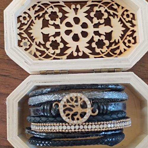 Bracelet wrist in like new condition, black and multicolor