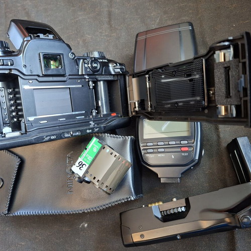 Minolta Dynax 600si Classic Black camera like new with lens and genuine flash