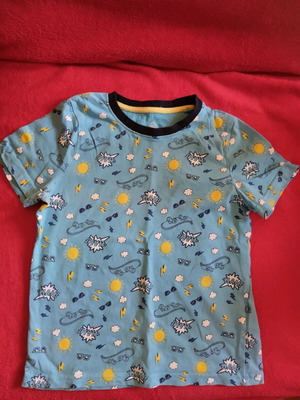 T shirt blue like new with designs for boys 5-6 years