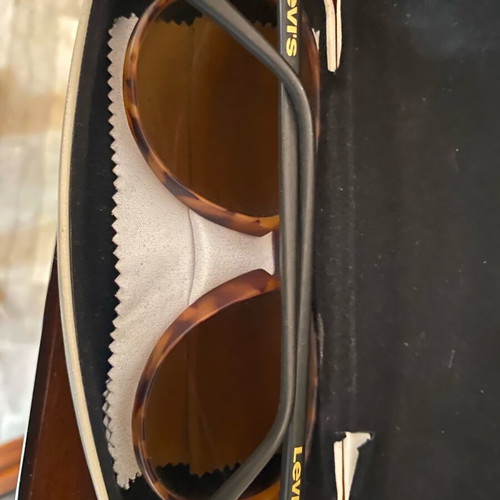 Levi’s sunglasses like new, brown color, authentic