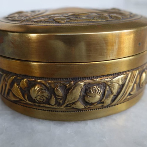Art Deco powder box used (1900-1930) with repousse technique
