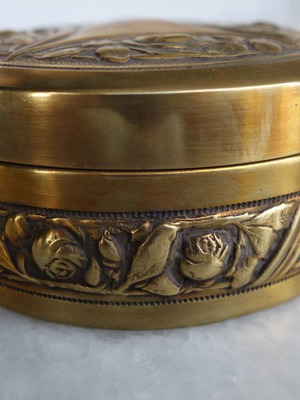 Art Deco powder box used (1900-1930) with repousse technique