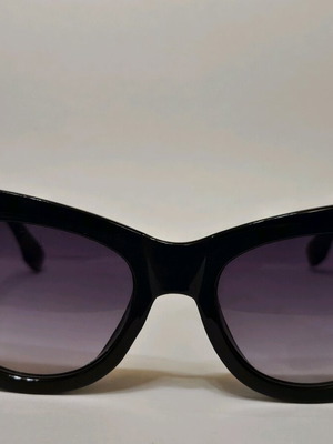 Sunglasses like new with fabric case