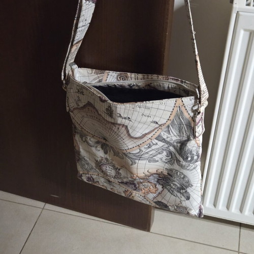 Via Vee shoulder bag like new with front pocket
