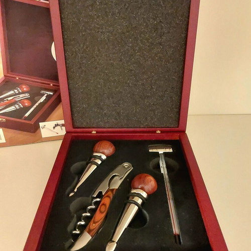 Wine accessory set luxury, new, wooden case 4 pieces