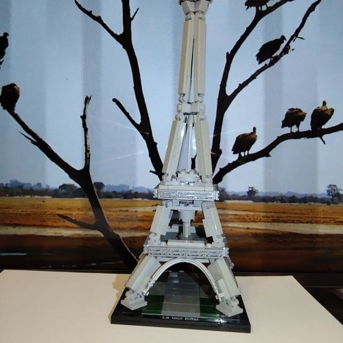 Lego 21019 Architecture The Eiffel Tower set like new, Landmark Series