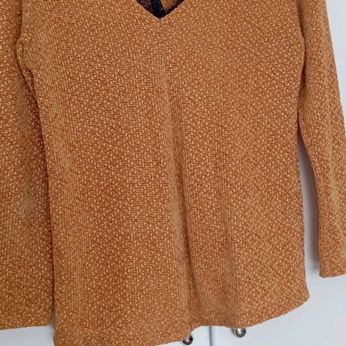 Medium blouse like new with black lace and bow detail